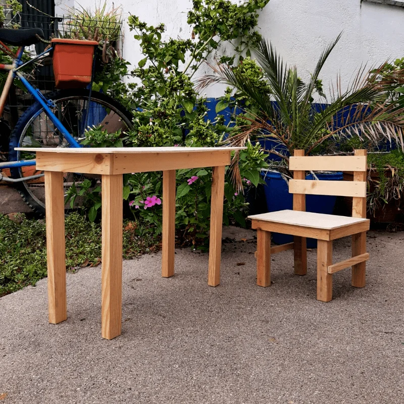 Mesa e Cadeira Artesanais para Criança